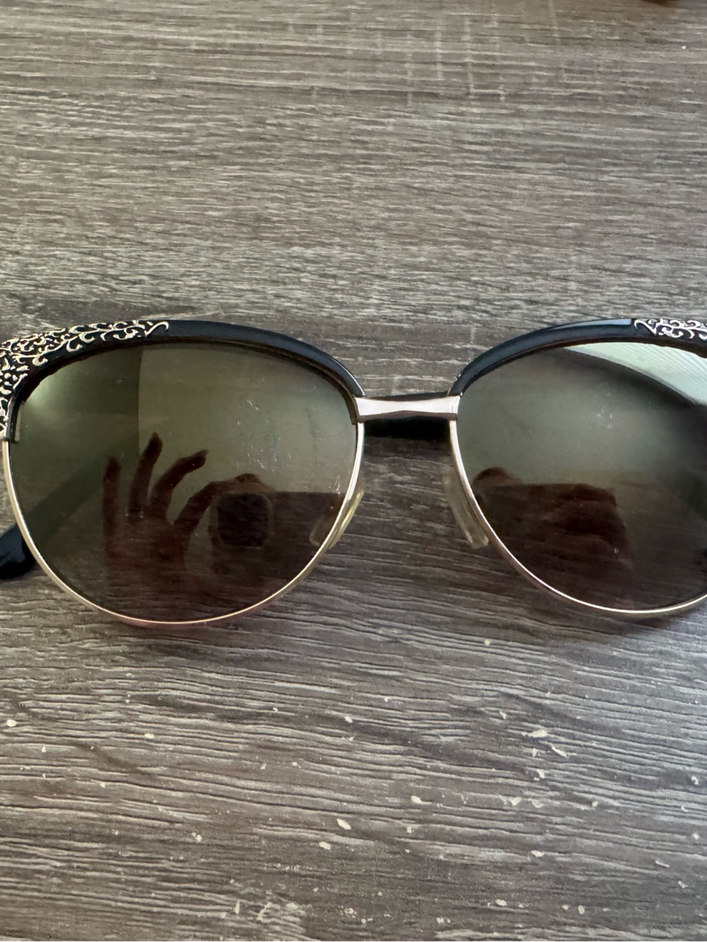 Round Metal Sunglasses with Black Detailed Lenses
